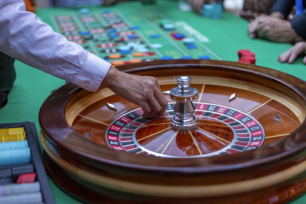 Meja permainan live casino dengan kartu dan chip