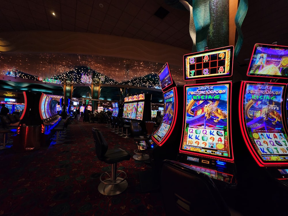 Rangkaian mesin slot modern dengan lampu menyala