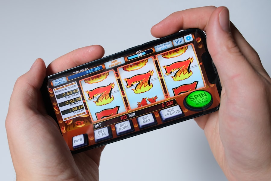 Pemain membuka permainan slot melalui ponsel cerdas